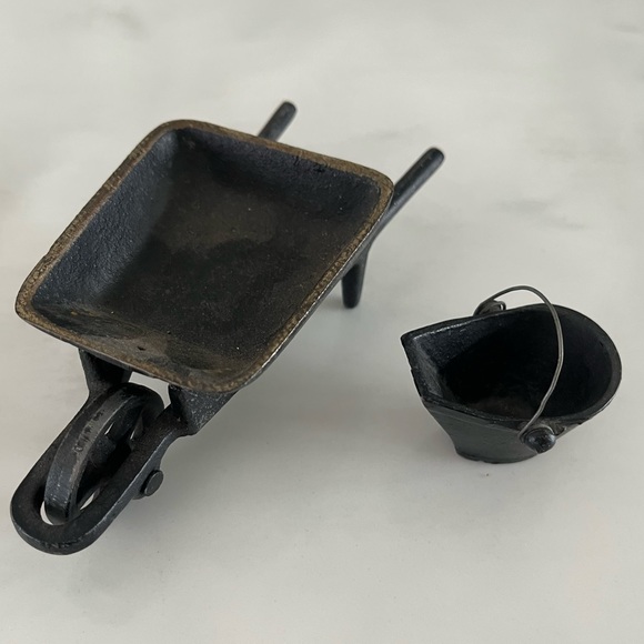 Vintage cast iron wheel barrel & bucket set - Picture 3 of 5